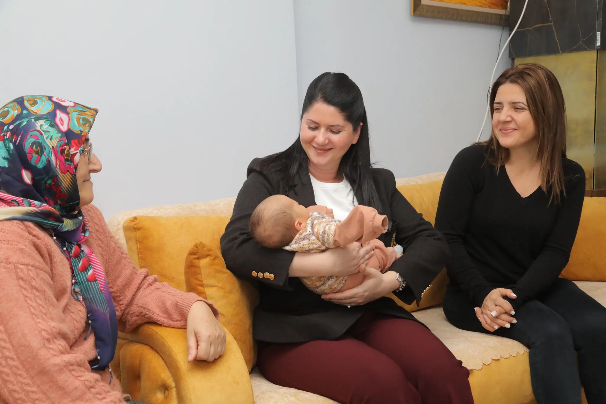 İLK YENİDOĞAN PAKETİ BAŞKAN GENCAN’DAN galeri görseli